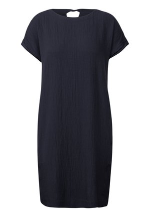 Granatowa, casualowa sukienka o fakturowanej powierzchni, z krótkimi rękawami, okrągłym dekoltem i detalem w postaci otworu z tyłu. Brak widocznych wzorów lub elementów metalowych.