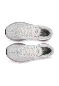 Zapatillas deportivas blancas con una parte superior de malla transpirable, diseño texturizado, cordones planos y una suela de goma de color gris claro. Presenta un logo en la lengüeta.