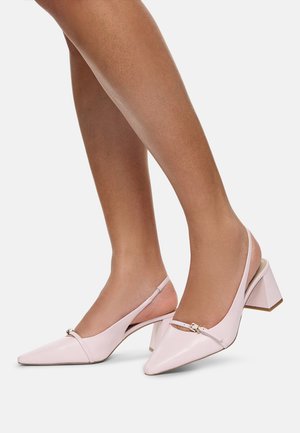 Lichtroze slingback hakken met een spitse neus, een lage blokhak en een decoratieve band over de wreef met een kleine gesp.