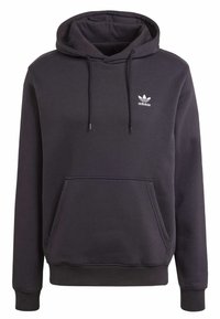 Felpa nera con cappuccio, dotata di tasca frontale a forma di canguro, polsini elasticizzati e un piccolo logo bianco Adidas sulla parte superiore sinistra del petto.