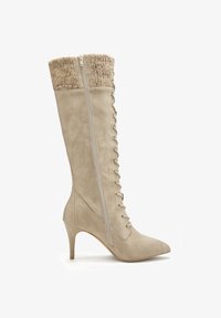 Selected, beige