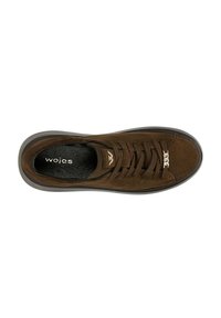 Sneaker in suede marrone con punta arrotondata, suola nera piatta e cuciture decorative nere. Presenta un accento in metallo con logo sul lato.