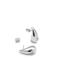 Pendientes de plata en forma de lágrima con un acabado pulido, que presentan un acento en forma de estrella y un post de Stud. El diseño elegante destaca las curvas suaves.