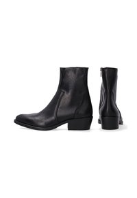 Černé kožené kotníkové boty s hladkým povrchem, barevné s bočním zipem, kulatou špičkou a nízkým blokovým podpatkem.