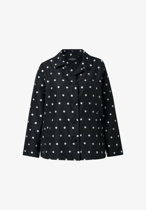 Czarna kurtka w srebrne kropki, zapinana na guziki, z ostrym kołnierzem. Posiada dwie boczne kieszenie i gładką, błyszczącą teksturę materiału.