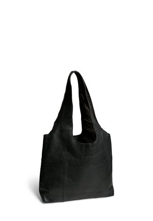 Sac fourre-tout en cuir noir avec une finition texturée, présentant un corps spacieux et des poignées fendu. L'intérieur a un motif à pois contrasté.