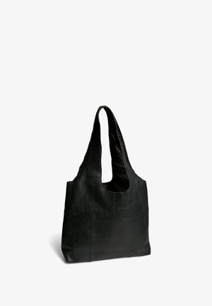 Sac fourre-tout en cuir noir avec une finition texturée, présentant un corps spacieux et des poignées fendu. L'intérieur a un motif à pois contrasté.