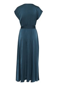 Pitkä teal-värinen mekko, joka on valmistettu sileästä kankaasta. Sitä koristavat lyhyet hihat, vyöllinen vyötärö ja virtaava hame, jossa on sivuaukko.