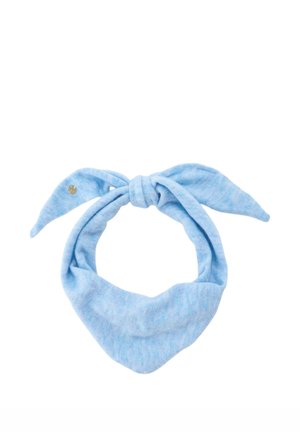 Bandana bleu clair doux avec un nœud et deux bouts pointus, présentant un petit emblème doré sur une extrémité.