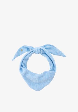 Sanftes hellblaues Bandana mit einem Knoten und zwei spitzen Enden, das an einer Spitze ein kleines goldenes Emblem zeigt.