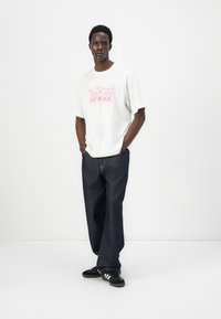 adidas Originals GRAPHIC TEE UNISEX - Marškinėliai su spaudiniu - white