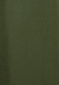 Textilstoff in tiefem Olivgrün, glatte Textur, mit einem einheitlichen Farbmuster und ohne sichtbare Nähte oder Verzierungen.