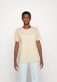 Calvin Klein CORE LOGO - T-shirt estampada - moccasin