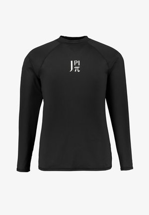 Zwarte rash guard met lange mouwen van rekbaar materiaal. Heeft een klein wit logo op de borst. Naadloos ontwerp met een ronde hals.