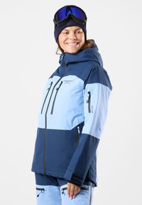 Niebieska i jasnoniebieska kurtka narciarska z regulowanym kapturem, kieszeniami na zamek błyskawiczny i dopasowanymi mankietami. Wykonana z materiału wodoodpornego, zaprojektowana do sportów zimowych.
