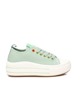 Zapatilla de lona verde de perfil bajo con gruesa suela blanca de plataforma y detalles con rayas verdes, con cordones y un ojal naranja.