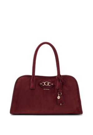 Sac à main en daim rouge profond avec deux poignées, logo Guess en métal et un petit charm assorti sur une des poignées.