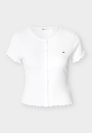 Top bianco a maniche corte a coste con scollo e orlo smerlati. Presenta una chiusura con bottoni sul davanti e un piccolo logo ricamato sul petto.