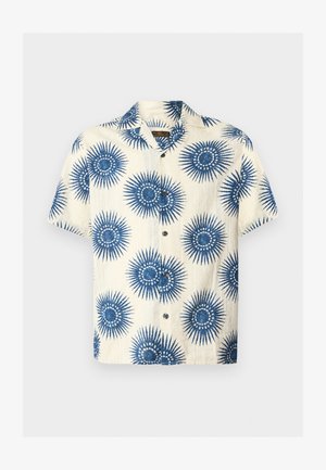 Camisa de manga corta con botones en color crema con un patrón floral azul en forma de rayos de sol y cuello campestre.