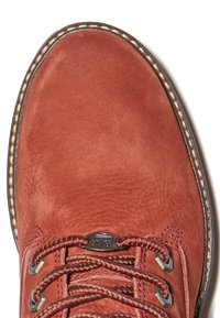 Kožená bota v rzi s hladkým texture, kulatou špičkou, kovovými očky, spletenými šňůrkami a kontrastním prošíváním podél podrážky.