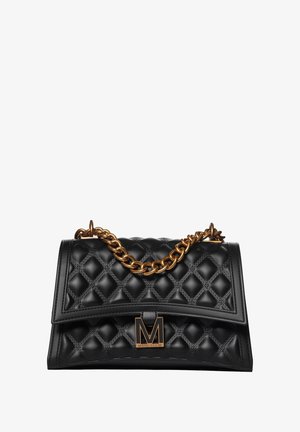 Borsa a tracolla nera trapuntata in pelle, con una catena dorata e un’elaborata patta con un logo prominente sul davanti.