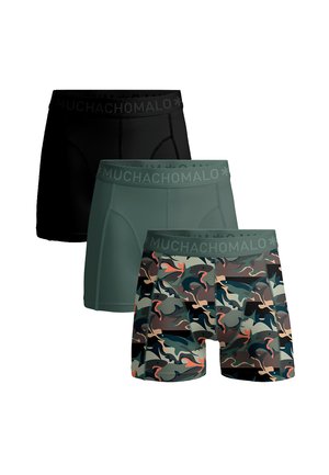 Trzy pary bokserek: czarne z logo na pasku, zielone gładkie oraz kamuflaż z morskimi wzorami w ziemistych tonach.