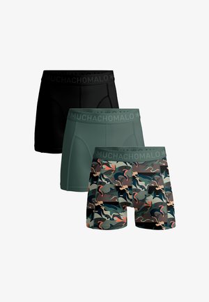 Drie paar boxershorts: zwart met logo-elastiek, groen met een gladde textuur en camouflage met marinepatronen in aardetinten.