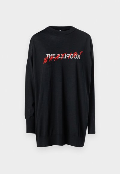 Juodas ilgomis rankovėmis marškinėliai su „ŽMONĖS?“ tekstu raudona spalva, su apvaliu kaklu ir laisvu siluetu. Minkšta medžiaga su šiek tiek blizgiu paviršiumi.