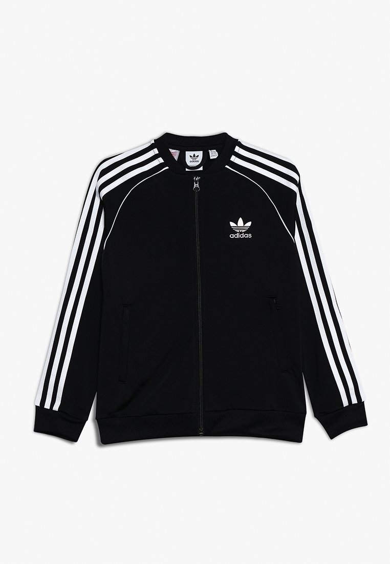 Zwarte zip-up jack van zacht materiaal met witte driekleurige accenten op de schouders en een Adidas-logo op de linkerborst.