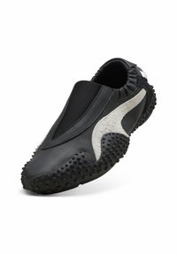 Μαύρο αθλητικό παπούτσι με υφασμένο πάτο, ελαστικό περιλαίμιο αστραγάλου και λευκή κάθετη γραμμή στο πλάι.