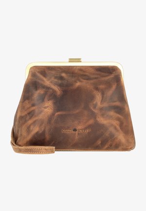 Clutch in pelle marrone con superficie testurizzata, telaio in metallo e cinturino da polso. Presenta un logo impresso nella parte inferiore anteriore.