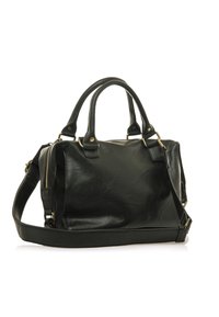 Sac à main en simili cuir noir avec deux poignées supérieures et une bandoulière amovible. Dispose de quincaillerie dorée et d'une poche zippée.