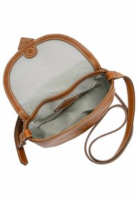Sac en cuir marron à bandoulière avec une texture lisse, un haut arrondi et une doublure en tissu rayé. Dispose d'une sangle réglable et d'une poche intérieure.