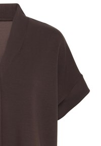 Chemise marron foncé à manches courtes avec un col plié et une texture de tissu lisse sur fond blanc.