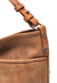 Bruine leren handtas met een zachte textuur, verstelbare schouderband en metalen hardwaredetails. Heeft een zijvak voor extra opbergruimte.