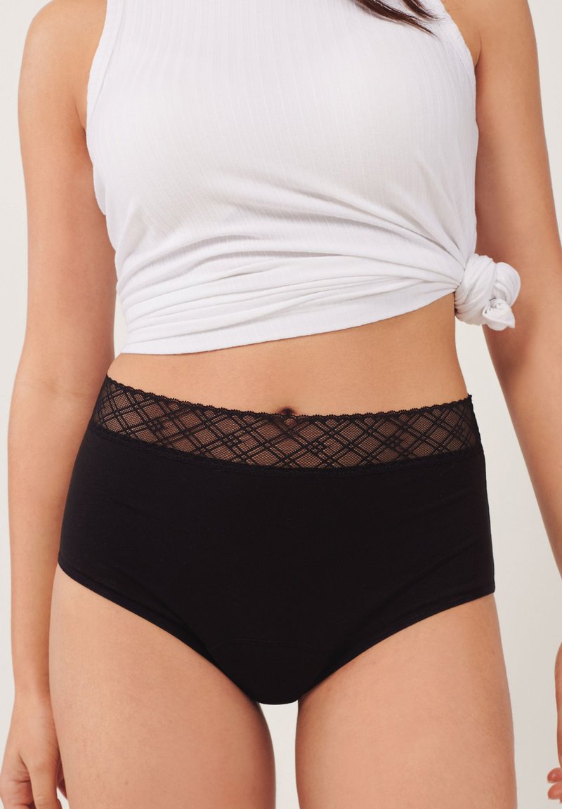 Zwarte high-waisted onderbroek met een geweven kant tailleband met een diamanten patroon. De stof lijkt soepel en rekbaar.