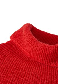 Helles rotes gestricktes Rollkragensweatshirt mit gerippter Textur und umgeschlagenem Kragen, nahaufnahme auf einem weißen Hintergrund.