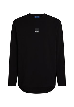 Črna majica z dolgimi rokavi in okroglo izrezano ovratnikom, izdelana iz mehkega materiala. Na sprednji strani ima kvadratno logotipno nalepko in zaobljen rob.