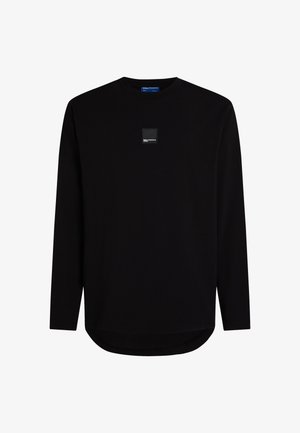 Črna majica z dolgimi rokavi in okroglo izrezano ovratnikom, izdelana iz mehkega materiala. Na sprednji strani ima kvadratno logotipno nalepko in zaobljen rob.