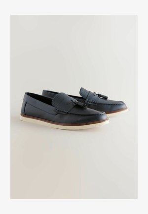 Marineblaue Lederloafer mit strukturiertem Zungenbereich, flacher weißer Gummisohle und kontrastierenden Nähten. Mit einer Schleife als Akzent auf der Vorderseite.