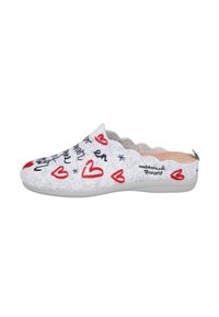 Zapatilla deslizante de color gris claro con bordes en forma de olas, decorada con corazones rojos y acentos de texto en estilo manuscrito en negro.