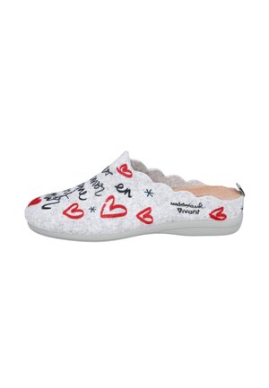 Zapatilla deslizante de color gris claro con bordes en forma de olas, decorada con corazones rojos y acentos de texto en estilo manuscrito en negro.