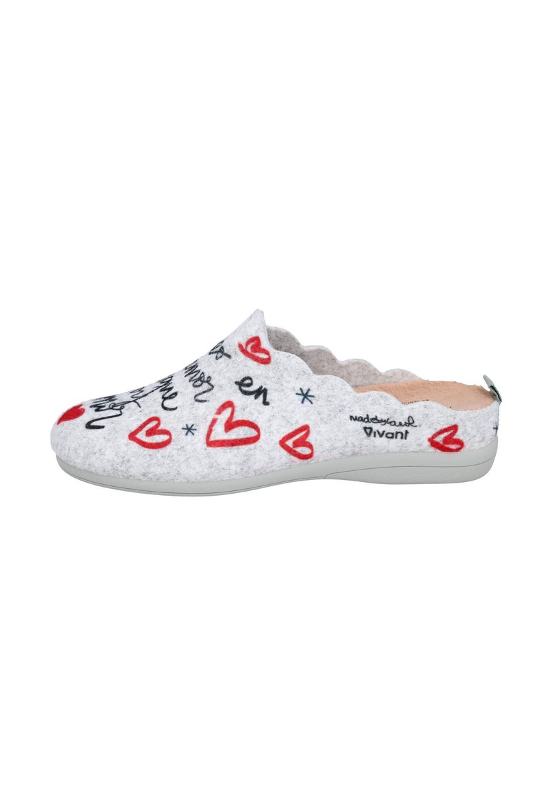 Zapatilla deslizante de color gris claro con bordes en forma de olas, decorada con corazones rojos y acentos de texto en estilo manuscrito en negro.