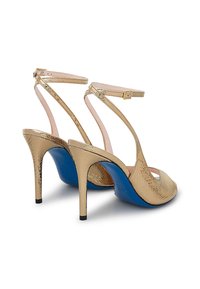 Sandali con tacco alto dorati con una finitura testurizzata, design aperto all'altezza delle dita, cinturino alla caviglia e suola blu a contrasto. Silhouette elegante e tacco affilato.