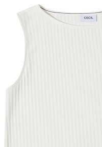 Débardeur blanc côtelé sans manches à encolure ronde, avec une étiquette visible de la marque "Cecil" à l’intérieur du col.