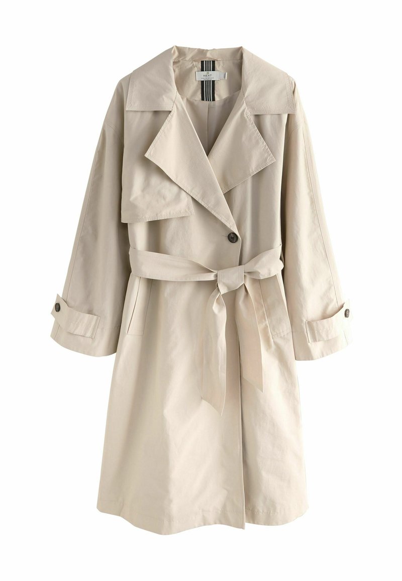 Beige trench coat dengan kerah besar, lengan panjang, sabuk ikat, dan detail kancing. Kain halus dengan potongan santai dan saku.