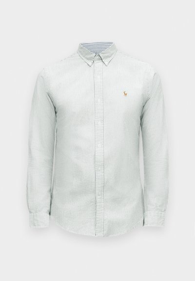Světle zelená pruhovaná košile s dlouhým rukávem, límečkem na knoflíky a malým vyšitým logem na hrudi. Měkký bavlněný materiál s texturovaným povrchem.