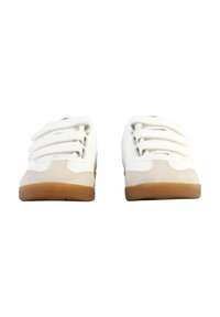 Scarpe da ginnastica bianche con accenti beige, dotate di lacci elastici, punta arrotondata e suola in gomma naturale. Texture liscia con design minimal.