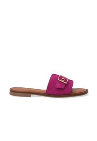 Fuchsia suède slip-on sandaal met een platte zool, voorzien van een decoratieve gesp op de band en een soepele bruine voetbed.