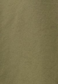 Close-up van kaki groene textuurstof met een strakke, gelijkmatige weefpatroon.